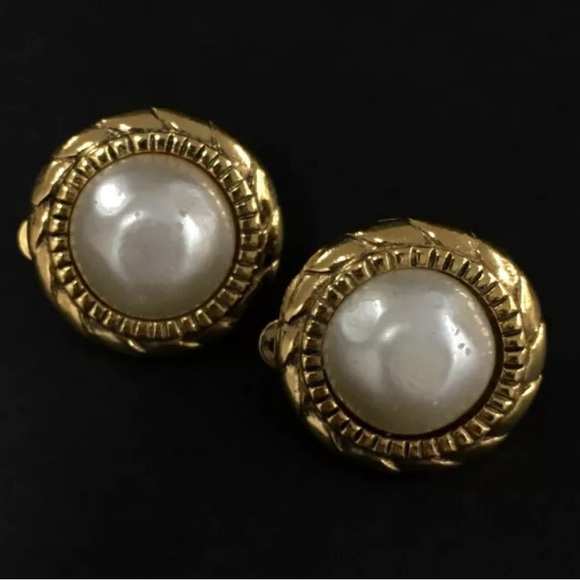 Chanel Vintage Pearl Clip-on Earrings - Picture 3 of 6